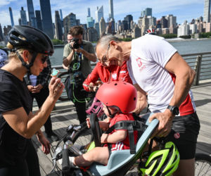 Marta Nawrocka wskoczyła na rower! Tak pierwsza dama wygląda poza Pałacem