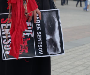 Ukraińcy protestowali na krakowskim Rynku. Chcą, by Ołeh Sencow i inni ukraińscy więźniowie polityczni zostali wypuszczeni z rosyjskich więzień