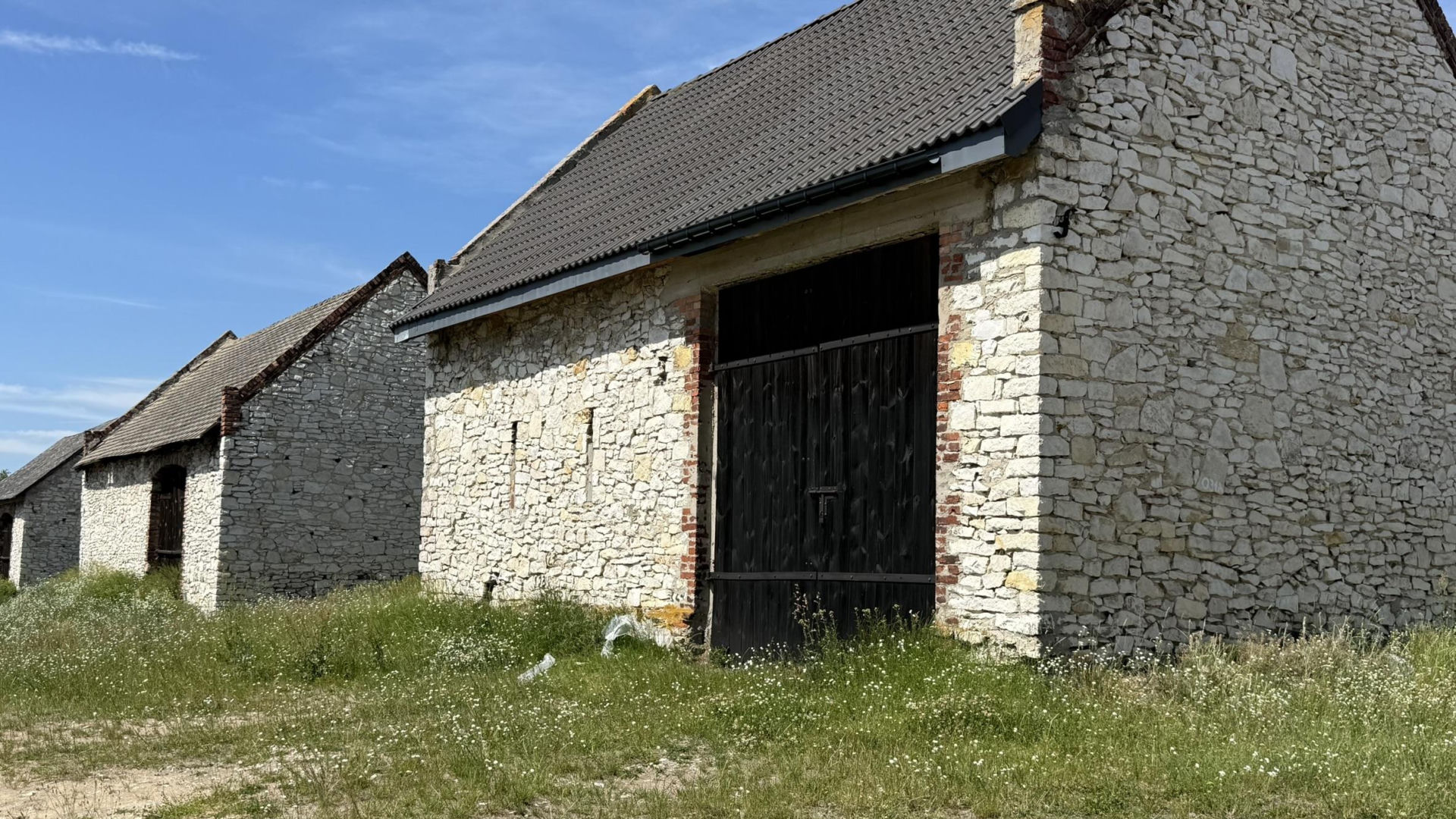 Zespół zabytkowych stodół w Żarkach