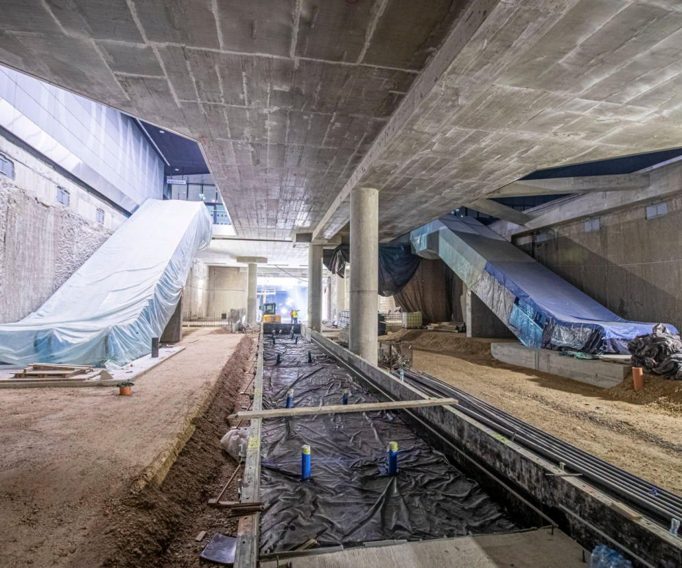 Betonowe wnętrze budowanego przystanku podziemnego przy Dworcu Zachodnim. O postępach prac przeczytasz na Architektura.