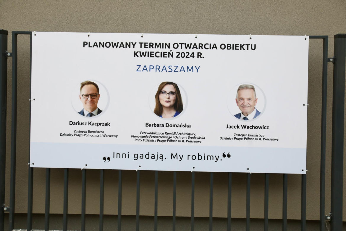 Absurdalny płot na Pradze zamienił się w wystawę