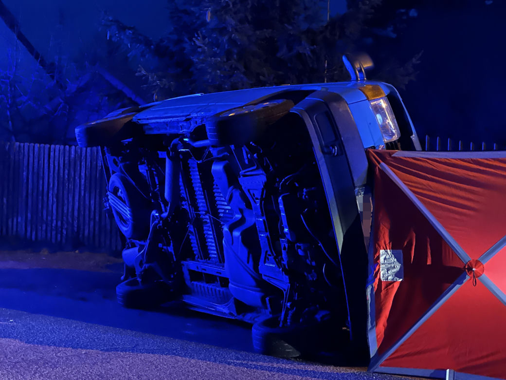 Zginął zmiażdżony przez busa pod własnym domem! Tragedia pod Łochowem