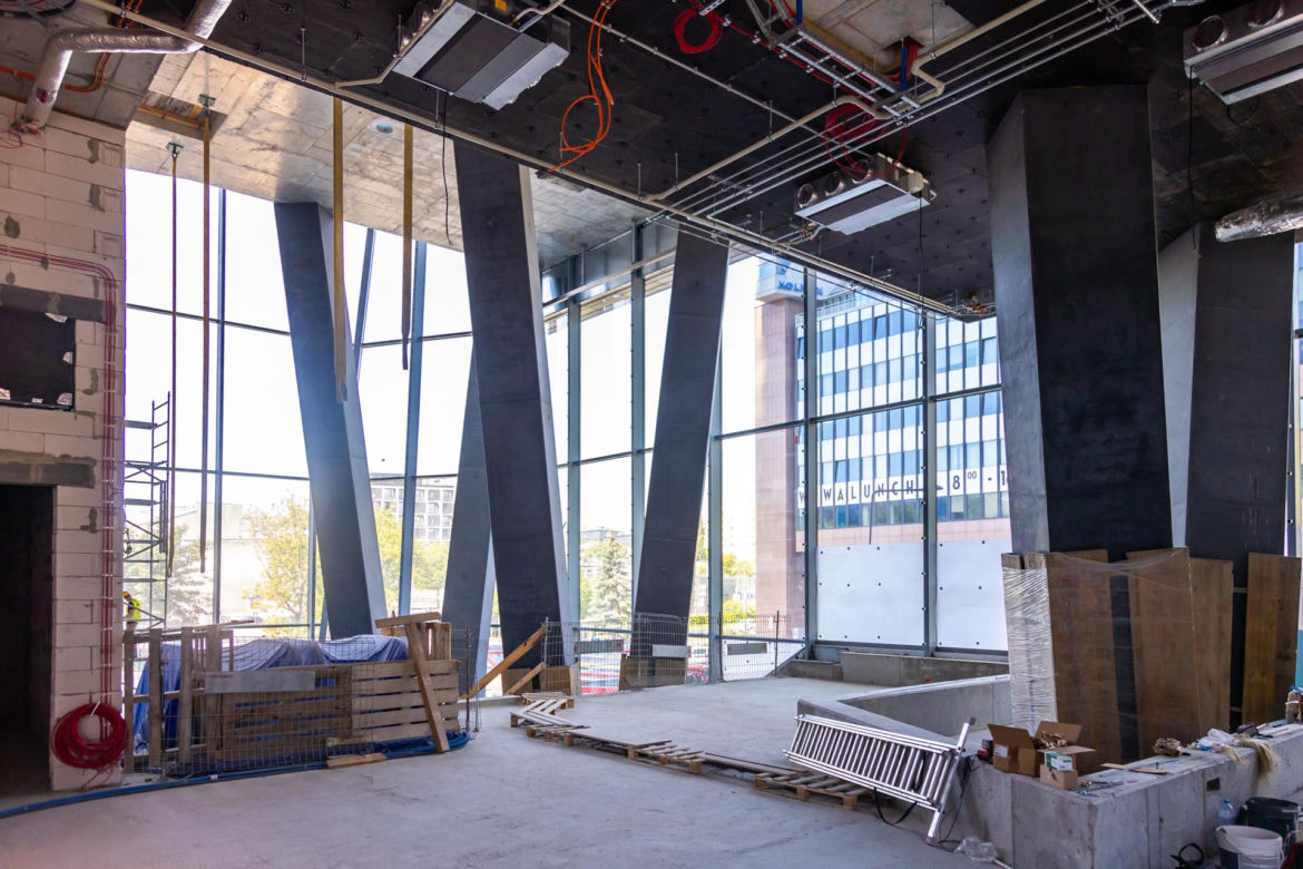 Biurowiec The Bridge – antresola lobby