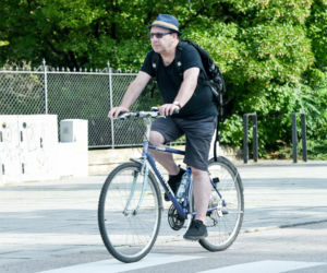 Zbigniew Zamachowski wciąga brzuch przy żonie