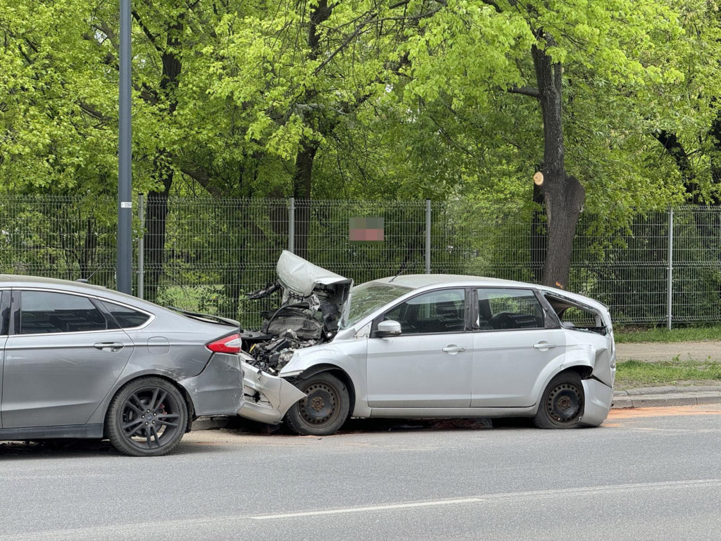 Drogowe domino w Warszawie. Dziewięć aut rozbitych. Kierowca zasnął za kierownicą?