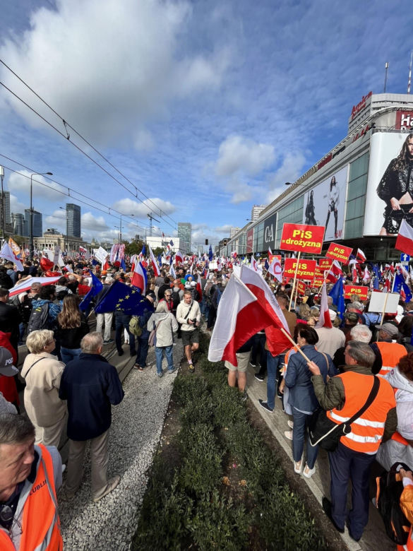 Ruszył Marsz Miliona Serc! Ogromne tłumy Polaków na ulicach Warszawy [ZDJĘCIA]