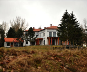 Pałac nad jeziorem czeka na Kaczyńską