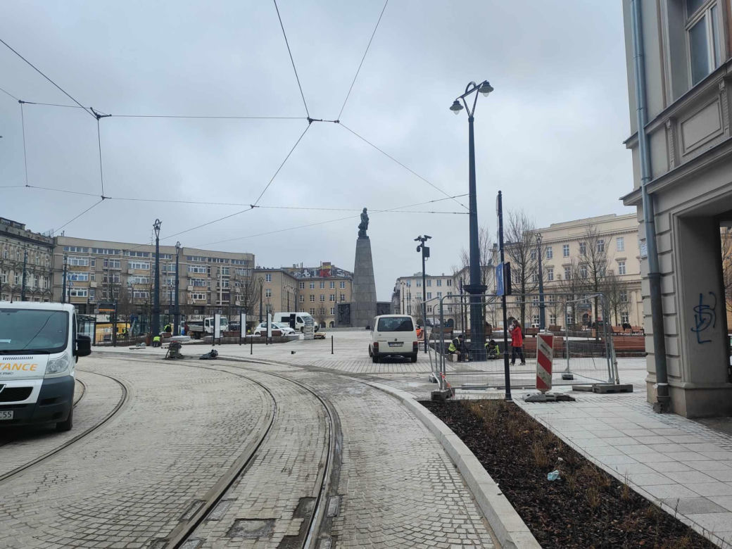 Plac wolności kilka dni przed otwarciem! Już odwiedzają go pierwsi łodzianie [ZDJĘCIA]