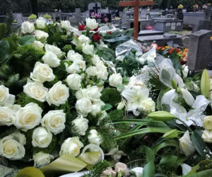 Tragedia w Salisbury. Zamordowane kobiety pochowane w Tarnowie. Grobu nie widać spod kwiatów