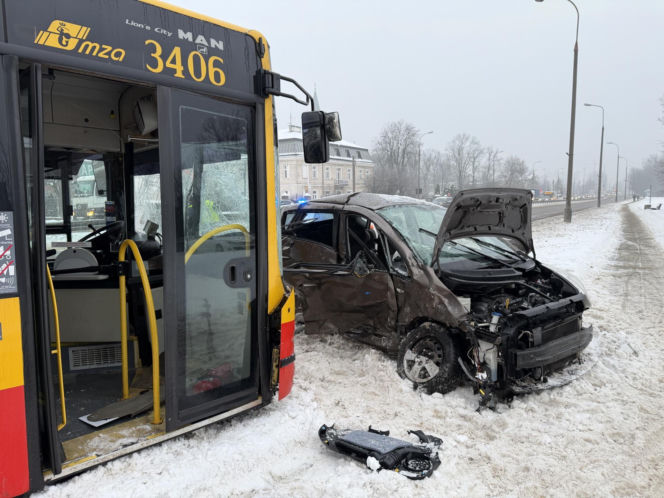 Wypadek autobusu miejskiego w Markach. Są ranni