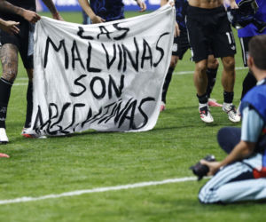 Awantura po meczu Anglia - Argentyna. Na boisku pojawiła się zakazana flaga!