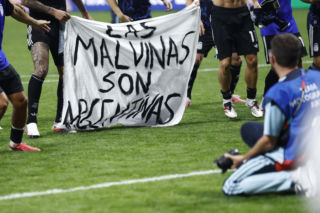 Awantura po meczu Anglia - Argentyna. Na boisku pojawiła się zakazana flaga!