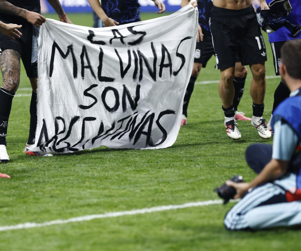 Awantura po meczu Anglia - Argentyna. Na boisku pojawiła się zakazana flaga!