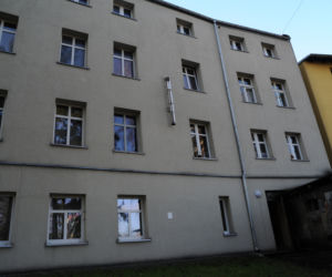wyrzucili trupa przez okno w dywanie