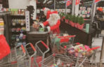 Święty Mikołaj i elfy okradły supermarket! Szokujące wideo