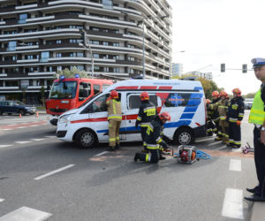 Wypadek karetki na skrzyżowaniu ulic Bukowińskiej i Wilanowskiej