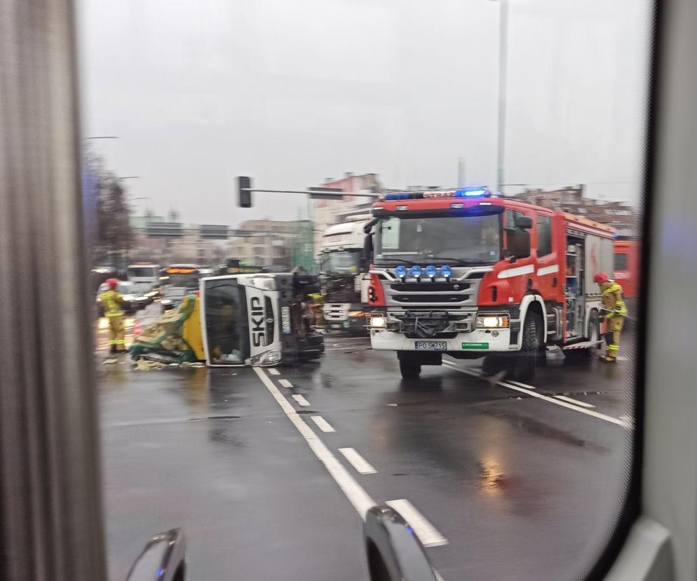 Na rondzie Śródka przewrócił się tir