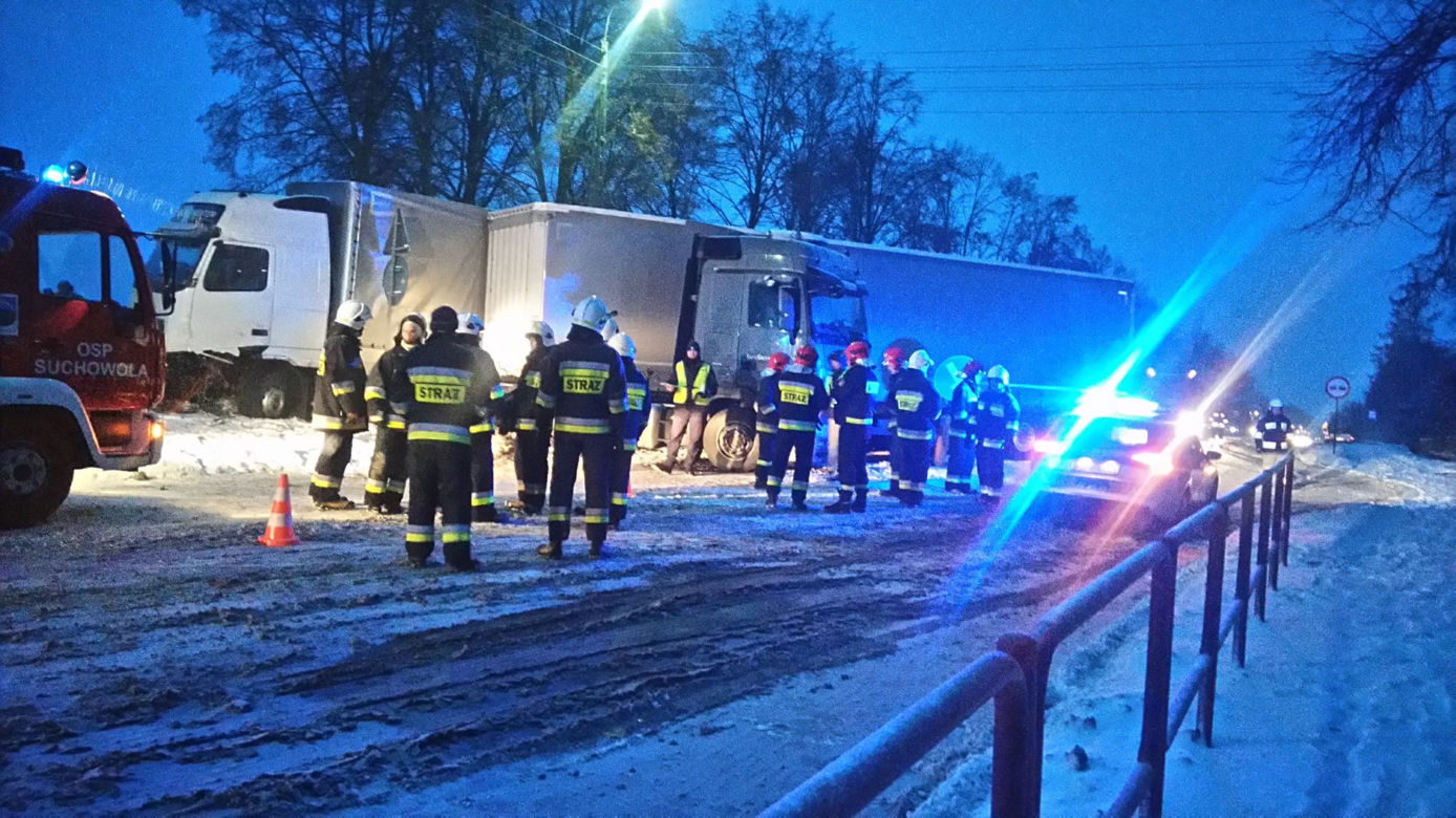 Wypadek na DK 8. Zderzyły się dwa TIR-y. Utworzył się kilometrowy korek