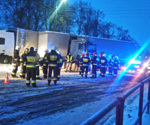 Wypadek na DK 8. Zderzyły się dwa TIR-y. Utworzył się kilometrowy korek