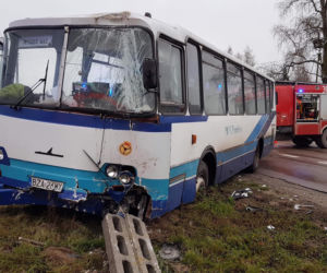 Tołcze. Autobus zderzył się z osobówką. Trzy osoby zabrane do szpitala