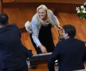 Posłanka obrzuciła premiera jajkami! Wideo hitem sieci