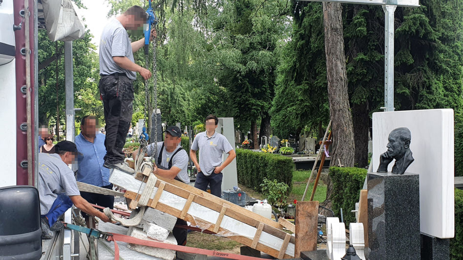 Nowy grób Pawła Królikowskiego