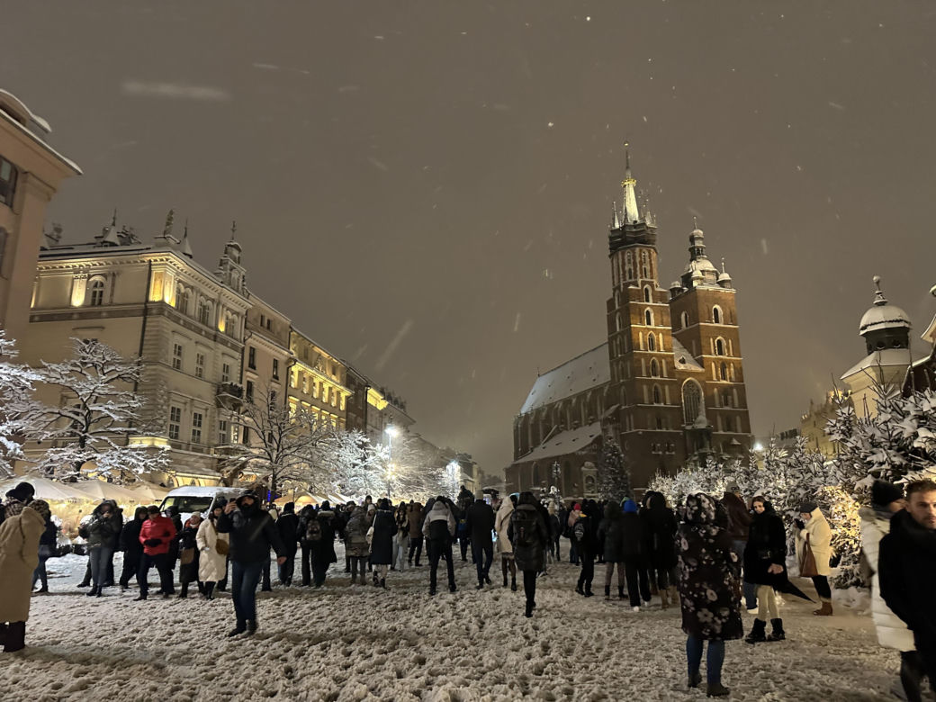 Choinka rozbłysła na Rynku Głównym. Tak wygląda Kraków w zimowej scenerii! 