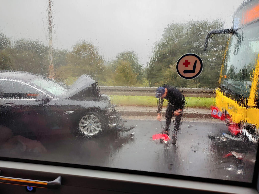 Zderzenie autobusu z osobówką we Wrocławiu. Jedna osoba w szpitalu 