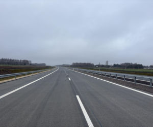 Na autostradzie A2 na wschód od Warszawy prace idą pełną parą, zarówno w dzień, jak i po zmroku