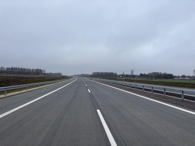 Na autostradzie A2 na wschód od Warszawy prace idą pełną parą, zarówno w dzień, jak i po zmroku