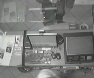 Brutalny napad w Parzniewie. Groził bronią sprzedawczyni i tłukł ją metalową pałką