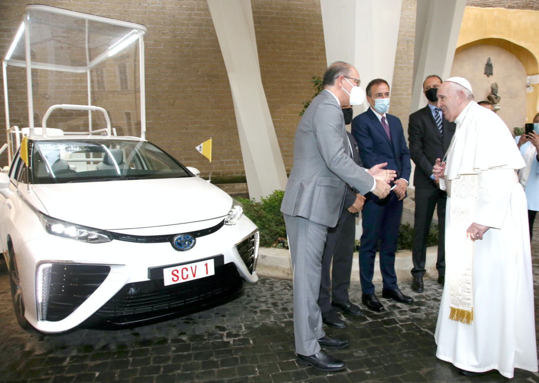 Papież Franciszek dostał wodorową Toyotę Mirai