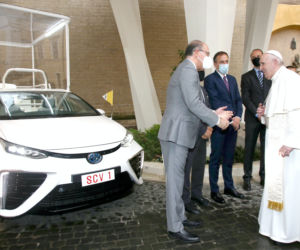Papież Franciszek dostał wodorową Toyotę Mirai