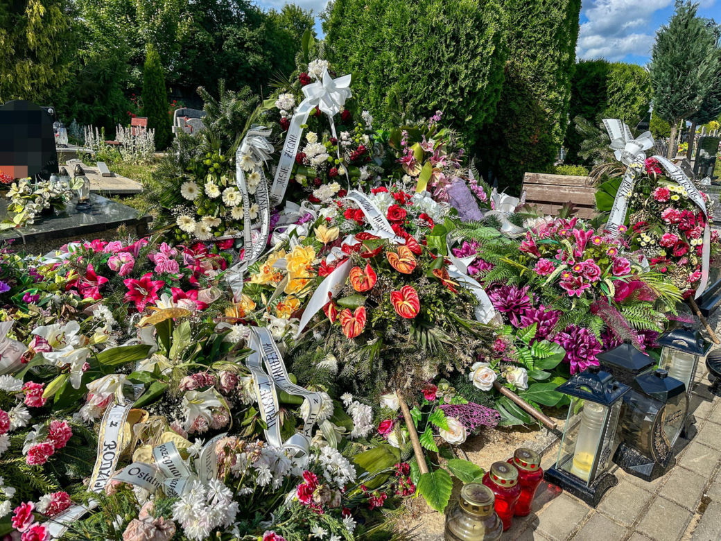 Jechali na obiad do rodziny. Rozbili się na drzewie. "Dobrzy ludzie, zawsze pomocni"