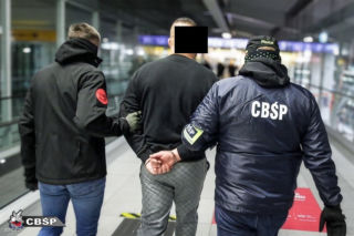 Szef mafii tytoniowej w rękach policji! Poszukiwany przez Interpol Tomasz M. sprowadzony do Polski.