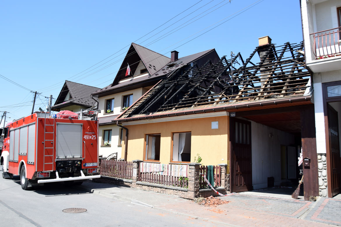 Wielkie sprzątanie po ogromnym pożarze w Nowej Białej