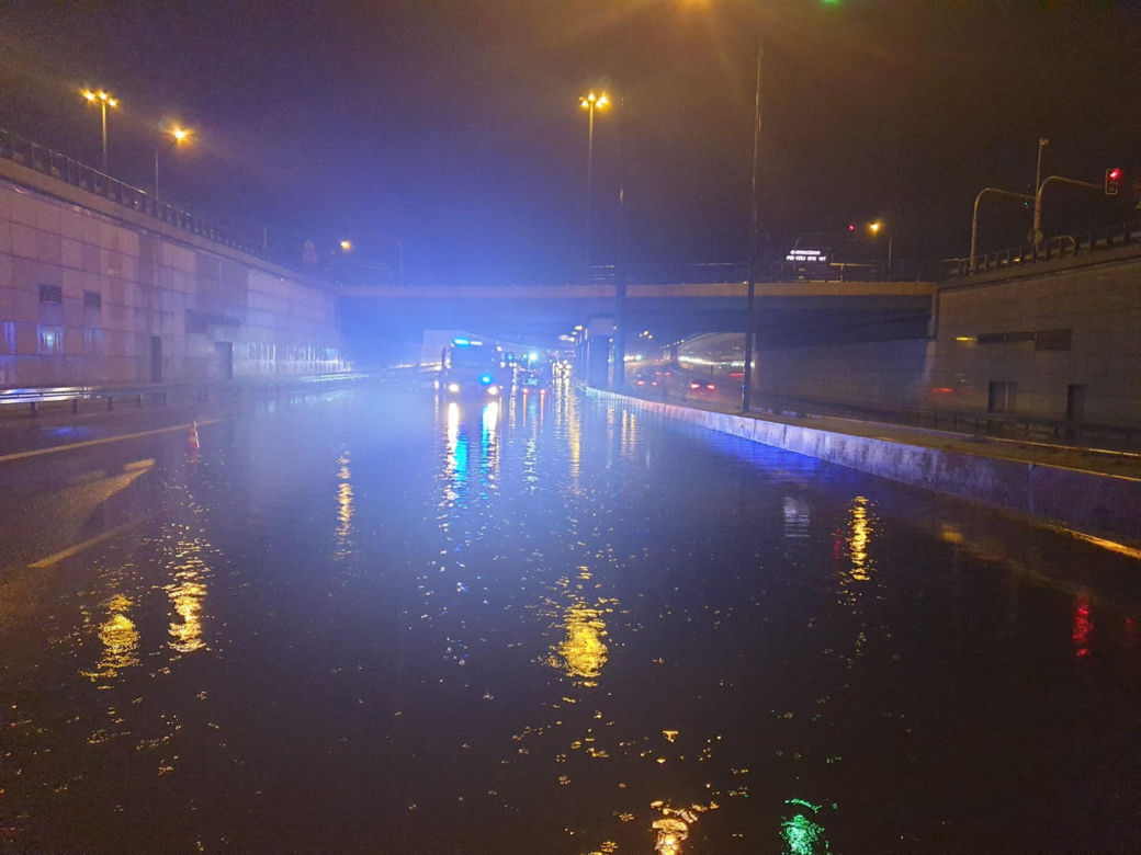 Burza zamknęła trasę S8. Woda godzinami stała na ulicy