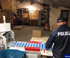 Zlikwidowali fabrykę i zatrzymali nielegalną produkcję papierosów na masową skalę