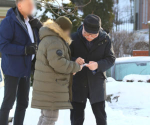 Lech Wałęsa rozdaje autografy