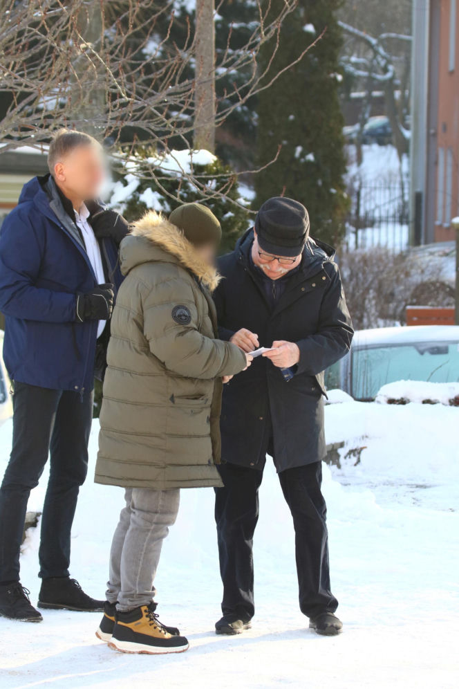 Lech Wałęsa rozdaje autografy