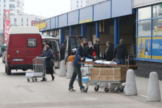 Najazd warszawiaków na sklepy. Wielu rzuciło się na zakupy przed lockdownem [ZDJĘCIA, WIDEO]