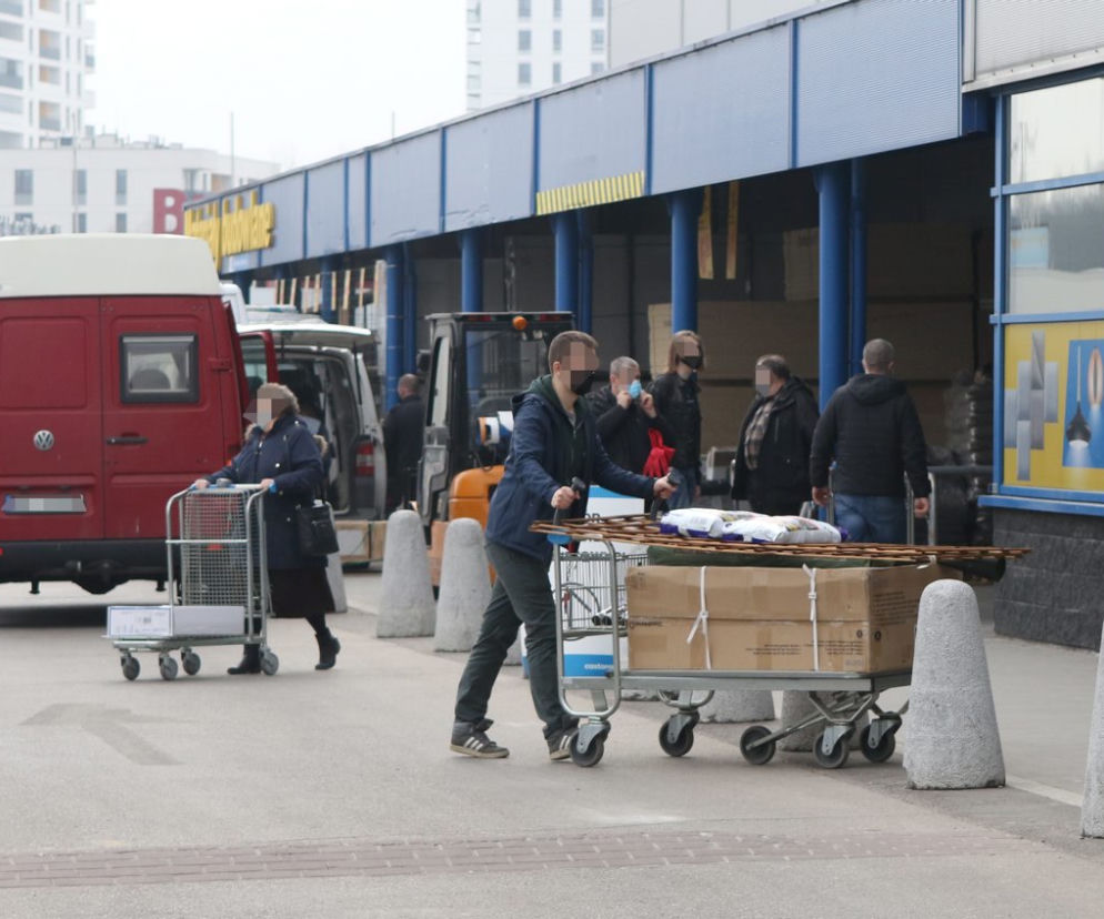 Mieszkańcy Warszawy szturmują markety budowlane