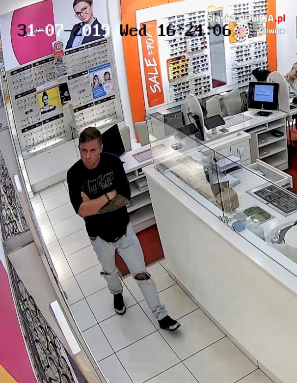 Ten mężczyzna ma "lepkie ręce"! Szuka go policja [ZDJĘCIA]
