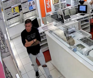 Ten mężczyzna ma lepkie ręce! Szuka go policja [ZDJĘCIA]