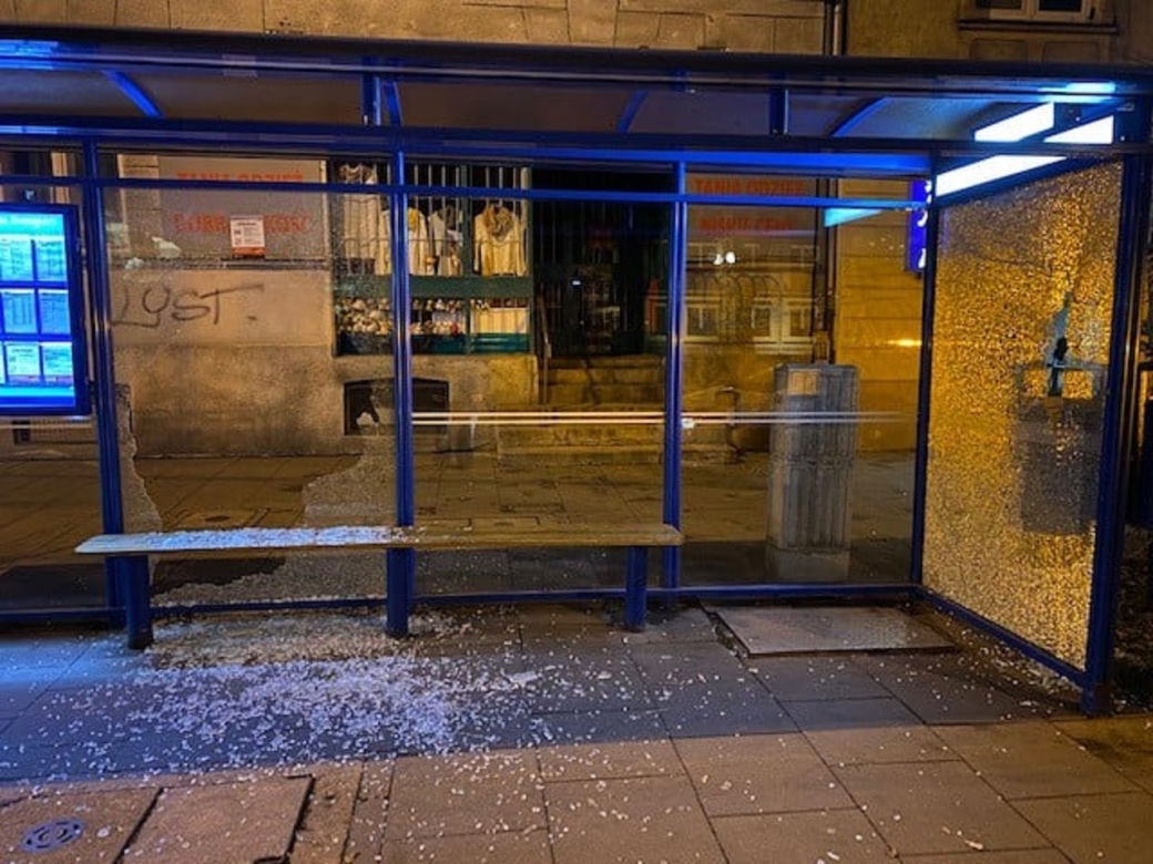 Demolka w centrum Krakowa. 20-letni wandal zniszczył wiaty przystankowe