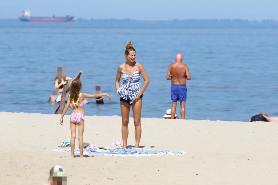 Joanna Moro taszczyła córkę brzegiem morza