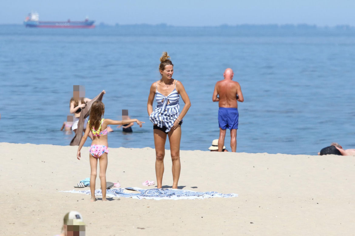 Joanna Moro taszczyła córkę brzegiem morza