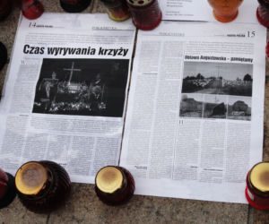 Obrońcy krzyża przed Pałacem Prezydenckim