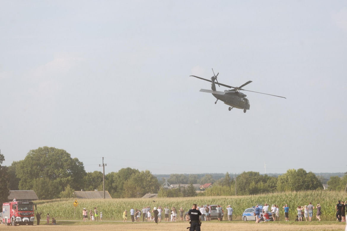 Groza na pikniku wojskowym. Policyjny Black Hawk zahaczył o linię wysokiego napięcia