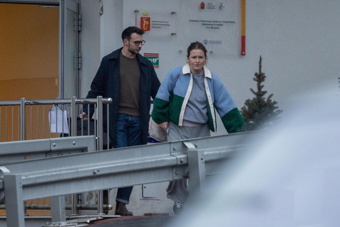 Olga Frycz wychodzi z dzieckiem ze szpitala